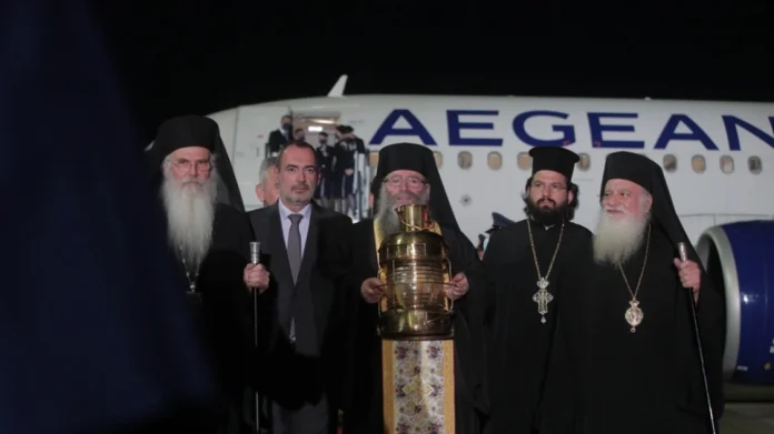 Άγιο Φως: Ολοκληρώθηκε η άφιξη και η μεταφορά του σε 7 πόλεις της Ελλάδας
