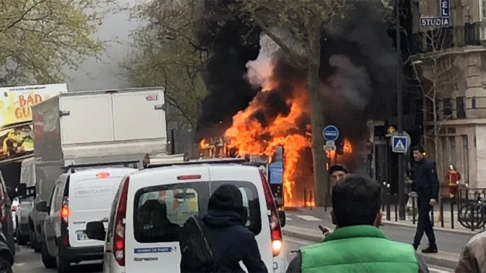 Ισχυρή έκρηξη στο Παρίσι – Στις φλόγες λεωφορείο-(ΦΩΤΟ-VIDEO)