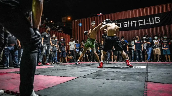 «Fight Club» στους δρόμους της Μπανγκόκ: Γροθιές, κλωτσιές και αίμα στους αυτοσχέδιους αγώνες που… ενέπνευσε ο Μπραντ Πιτ