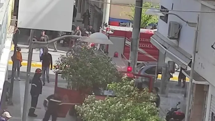 Φωτιά τώρα σε διαμέρισμα στο κέντρο της Καλαμάτας, ακούγονται εκρήξεις