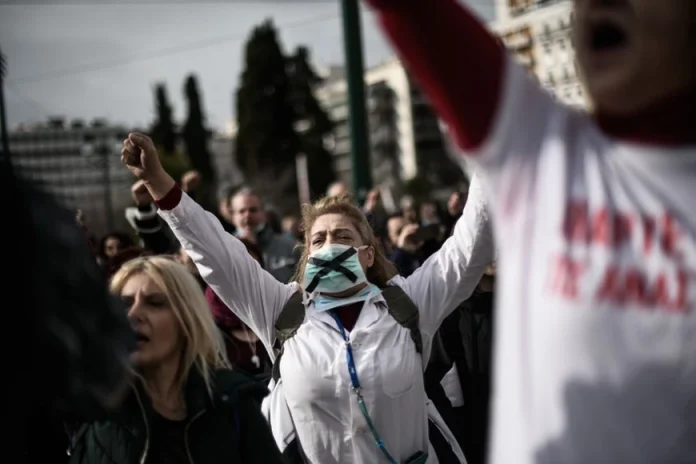 Αμετακίνητη η κυβέρνηση στους ανεμβολίαστους υγειονομικούς – Παράθυρο για διαγραφή προστίμου στους 60+ υπό έναν όρο