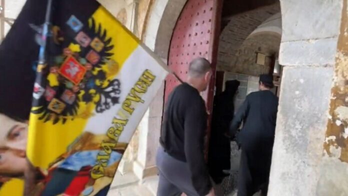 Ηγούμενος Μονής Εσφιγμένου: «Επέλαση» Ρώσων υπερεθνικιστών με λάβαρα στο υπό κατάληψη κτίριο