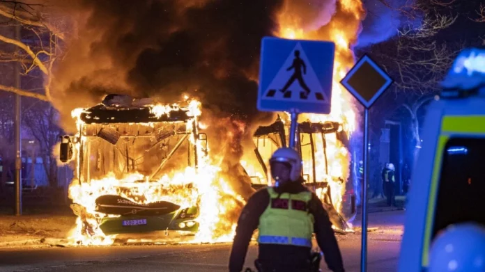 Σουηδία: Συνεχίζονται τα άγρια επεισόδια που «πυροδότησαν» οι διαδηλώσεις ακροδεξιού κόμματος