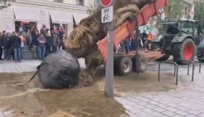 Γάλλοι αγρότες έριξαν κοπριά μπροστά από κυβερνητικά κτήρια!