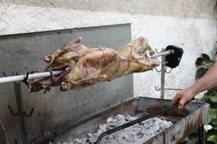 Τι να κάνετε για να μην πάθετε καούρα και δυσπεψία από το πασχαλινό τραπέζι