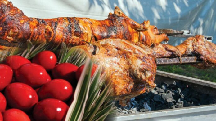 Μετά από δύο χρόνια αυστηρών περιορισμών, οι Έλληνες θα γιορτάσουν ελεύθερα το ψήσιμο του οβελία – Τα μέτρα που ισχύουν