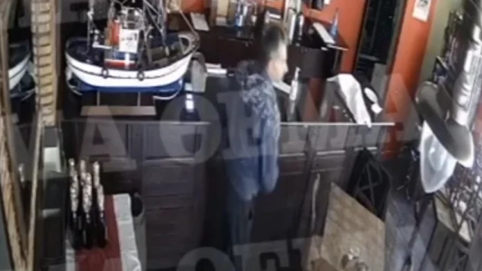 Διαρρήκτης «ανοίγει» δύο μαγαζιά στον Πειραιά σε ένα μήνα – (VIDEO)