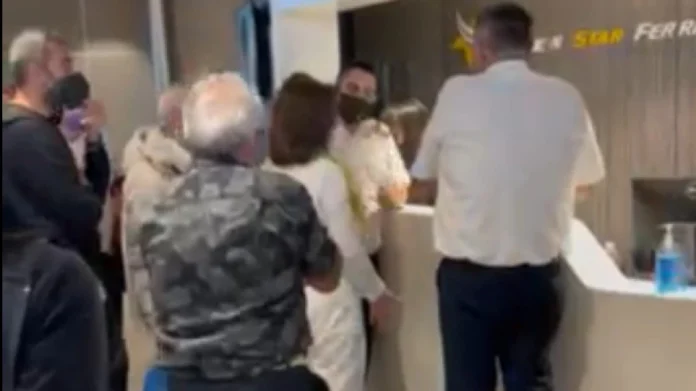 Τήνος: Οι διαμαρτυρίες των επιβατών του «Super Express» που προσάραξε στο λιμάνι