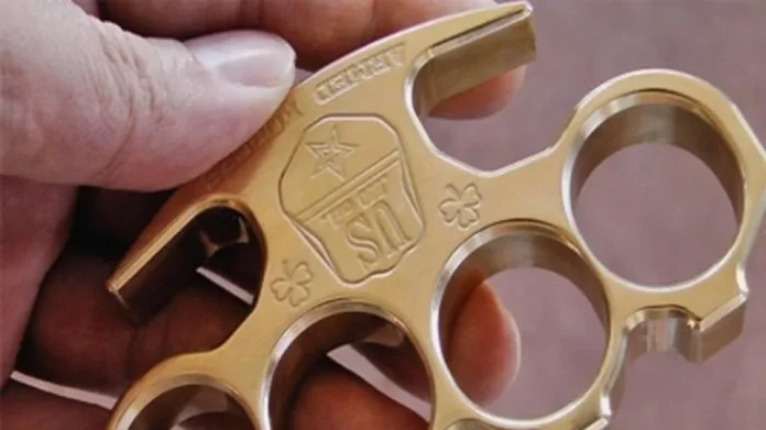 Πάτρα: Είχε στο σπίτι του… 21 σιδερογροθιές, ασύρματους και όπλα