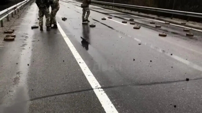 Ουκρανοί στρατιώτες βγάζουν νάρκες από τον δρόμο με τα… πόδια!