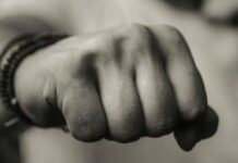 Θεσσαλονίκη: Αστυνομικοί έσωσαν την τελευταία στιγμή γυναίκα από τον σύντροφο της – Την είχε ακινητοποιημένη και την χτυπούσε