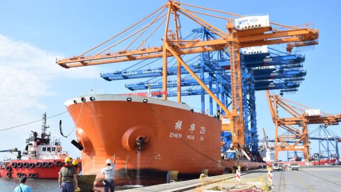 Παύση εργασιών για σήμερα και την καταβολή ενός ημερομισθίου στους 2.100 λιμενεργάτες ανακοίνωσε η DPort