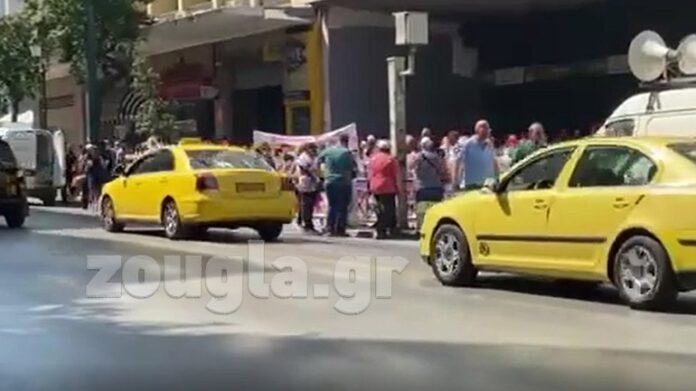 Συγκέντρωση διαμαρτυρίας έξω από το υπουργείο Εργασίας