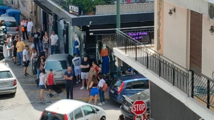 Ίλιον: Αυτοκίνητο «καρφώθηκε» σε τζαμαρία καταστήματος