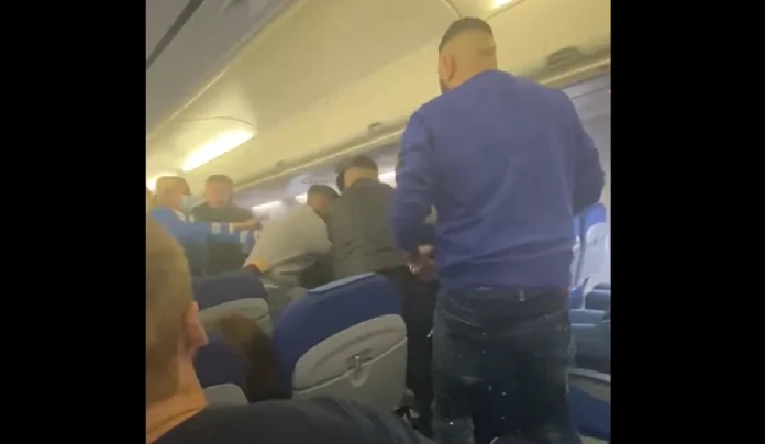 Άγρια συμπλοκή σε πτήση της KLM – Συνελήφθησαν έξι επιβάτες (VIDEO)