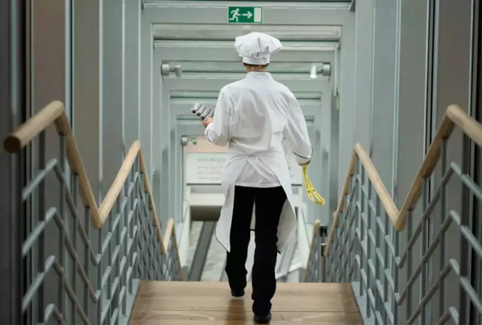 Τουρισμός: Κρέμασαν τις ποδιές ή έφυγαν στο εξωτερικό οι μισοί μάγειρες της χώρας – Για χρόνια δεν λειτουργούν οι συλλογικές συμβάσεις εργασίας