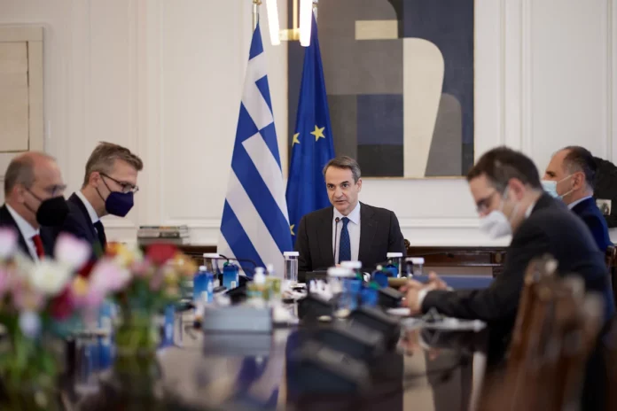 Μητσοτάκης: Ξορκίζει τις εκλογές, προετοιμάζεται για κάλπες