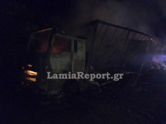 Φθιώτιδα: Φωτιά σε νταλίκα που μετέφερε μάσκες (φωτο)