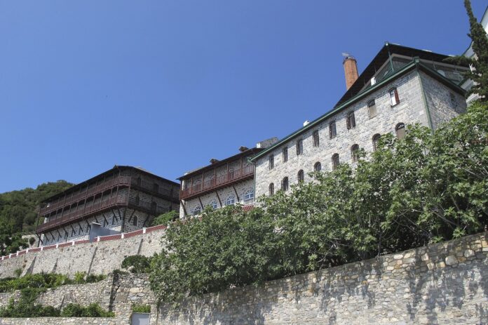 Σοκ στο Άγιον Όρος: 82χρονος βρέθηκε απαγχονισμένος μέσα σε κελί