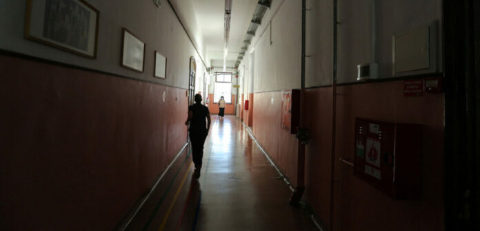 Διέλυσαν το ΕΣΥ: Τραγικοί θάνατοι παιδιών για άγνωστους λόγους, μικρόβια και περιστέρια σε θαλάμους, δραματικές ελλείψεις προσωπικού