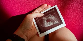 «Βάλαμε το νεκρό μωρό μας σε τάπερ στο ψυγείο» – Η ασύλληπτη περιπέτεια ζευγαριού μετά την αποβολή