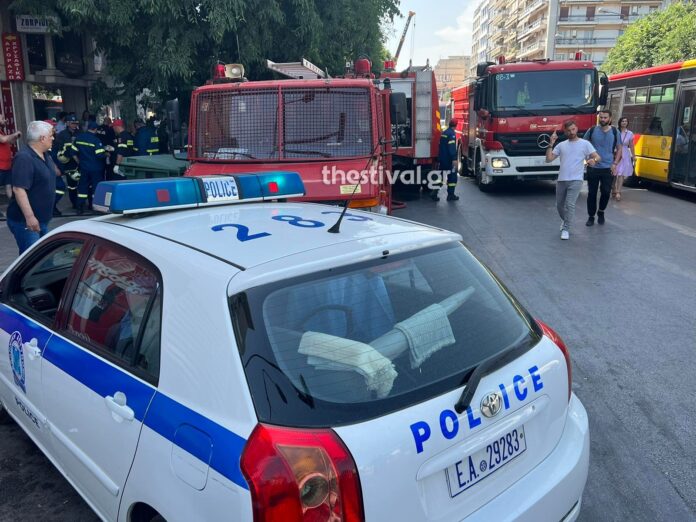 Δύο διασωληνωμένοι από τη φωτιά σε κτήριο στο κέντρο της Θεσσαλονίκης – Απεγκλωβίστηκαν 44 άτομα
