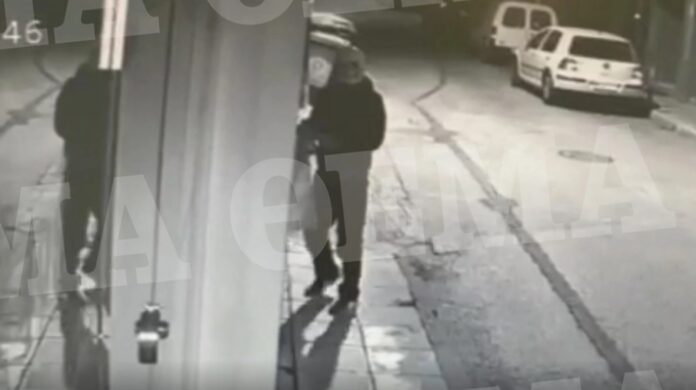 Κατερίνη: Διαρρήκτης με μάσκα νεκροκεφαλή “αδειάζει” μαγαζί με οπτικά – (VIDEO)