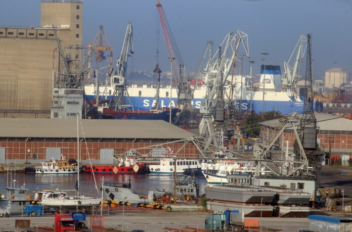 Ζημιές σε πλοίο από γερανό στο λιμάνι της Θεσσαλονίκης