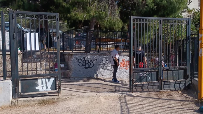 Ατύχημα σε παιδική χαρά των Εξαρχείων – 5χρονος τραυματίστηκε από πτώση καγκελόπορτας-(VIDEO-ΦΩΤΟ)