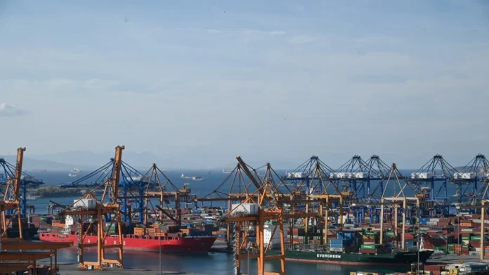 Οδηγός φορτηγού τραυματίστηκε στο εμπορικό λιμάνι του Πειραιά