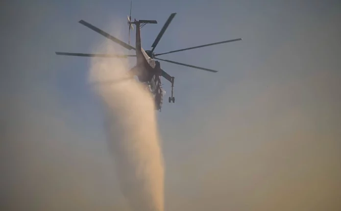Πυρκαγιά τώρα στη Σαλαμίνα – Μεταβαίνουν ακτοπλοϊκώς από τον Πειραιά 9 πυροσβέστες με 4 οχήματα