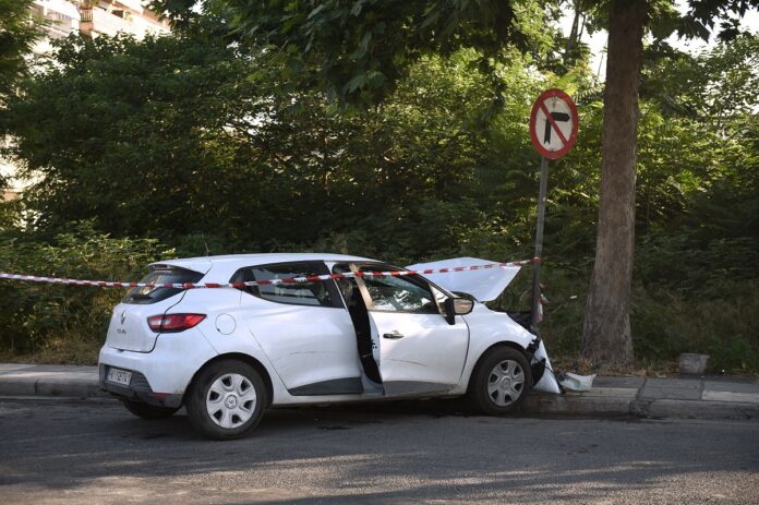 Θεσσαλονίκη: Αυτοκίνητο “καρφώθηκε” σε κολώνα και τυλίχθηκε στις φλόγες