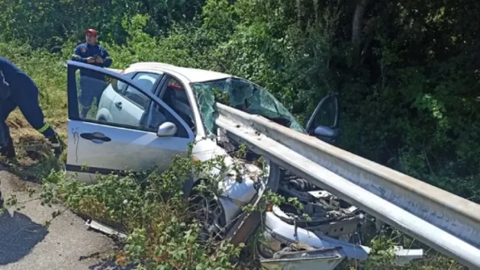 Ανατριχιαστικό τροχαίο στην Αμφιλοχία: Μπάρες «διαπέρασαν» αυτοκίνητο – Πληροφορίες για έναν νεκρό