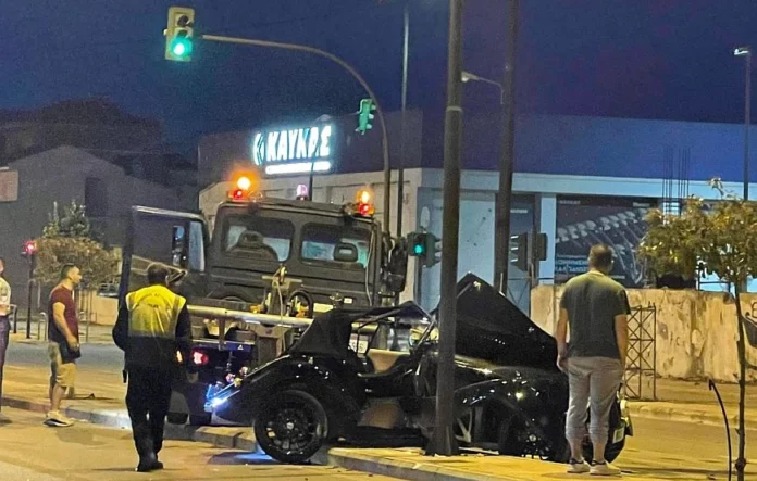 Λάρισα: Αυτοκίνητο ξέφυγε της πορείας του κα καρφώθηκε σε κολώνα