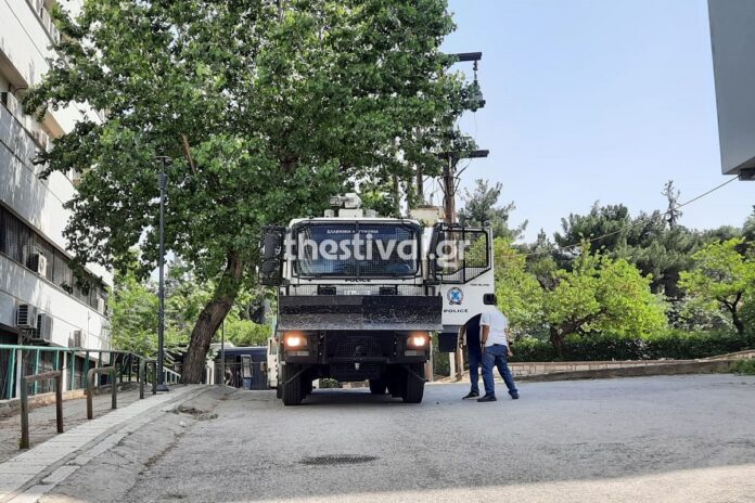 Θεσσαλονίκη: Στο ΑΠΘ ο “Αίαντας” της ΕΛΑΣ μετά τα χθεσινά επεισόδια – Νέα διαμαρτυρία φοιτητών (φωτο)
