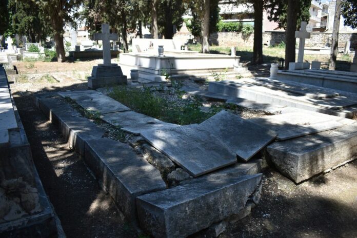 Βόλος: Κρανία και οστά σε δημόσια θέα στο Κοιμητήριο των Ταξιαρχών (φωτο)