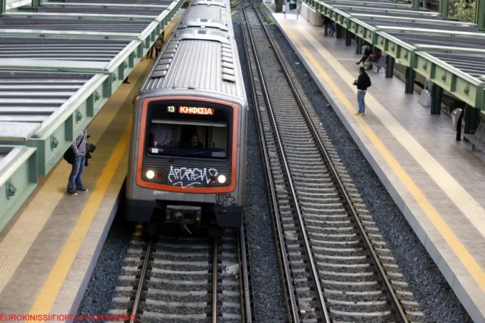 Συναγερμός στο Θησείο: Άνδρας έπεσε στις γραμμές του Ηλεκτρικού