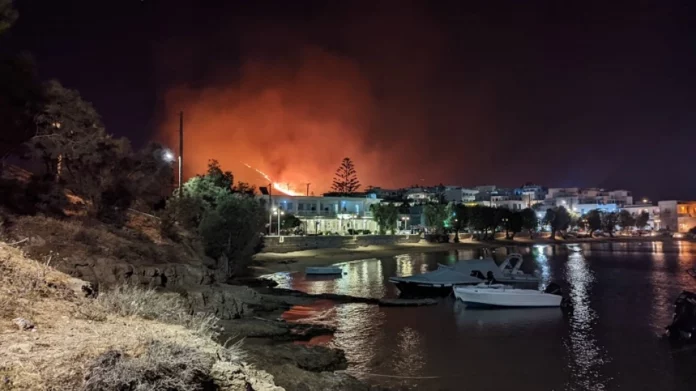 Πάρος: Βελτιωμένη η εικόνα της φωτιάς στον Μώλο-(ΦΩΤΟ)