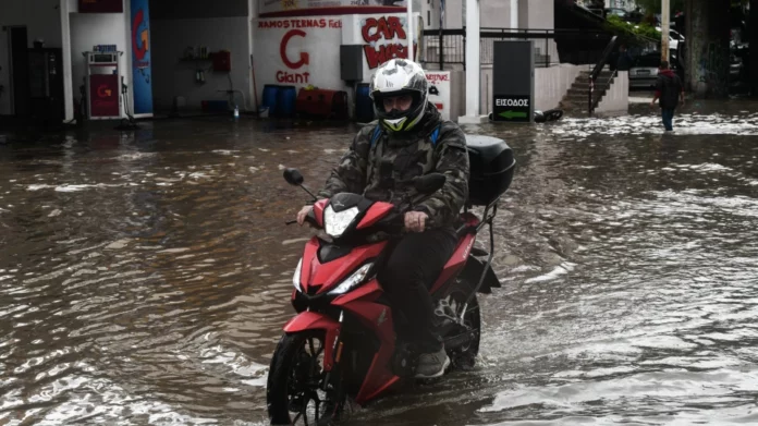 Μπουρίνι στο κέντρο και στα προάστια της Αθήνας – Ποτάμια οι δρόμοι στου Ζωγράφου