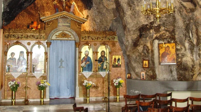 Άγιοι Ισίδωροι Λυκαβηττού: Θύελλα αντιδράσεων μετά τις καταγγελίες για τα «θαύματα» – Η ιστορία του Τιμίου Σταυρού