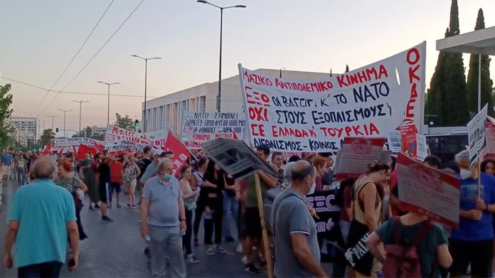 Πορεία κατά της αμυντικής συνεργασίας ΗΠΑ-Ελλάδος στην αμερικανική πρεσβεία