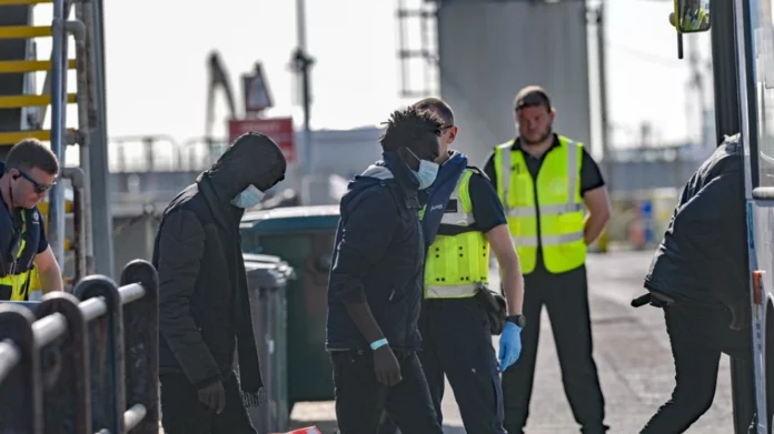 Βρετανία: Δωδεκάμηνο πιλοτικό πρόγραμμα ηλεκτρονικής παρακολούθησης μεταναστών