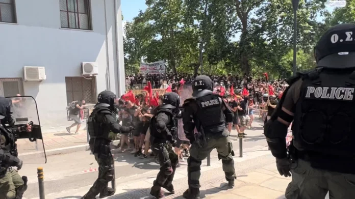 Θεσσαλονίκη: Δύο αστυνομικοί και τρεις δημοσιογράφοι τραυματίστηκαν στα επεισόδια στο ΑΠΘ – Δύο συλλήψεις