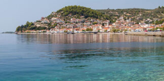 Χωρίς εισοδηματικά κριτήρια η επιδότηση έως 300 ευρώ για διακοπές σε Σάμο και Βόρεια Εύβοια