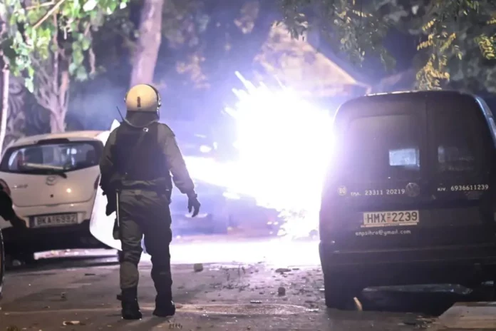 Eπεισόδια στο Πολυτεχνείο – Ένταση στους γύρω δρόμους – (VIDEO)