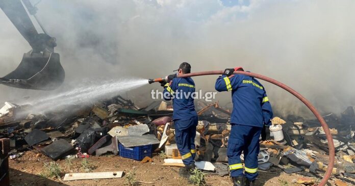 Θεσσαλονίκη: Φωτιά σε μάντρα με ανακυκλώσιμα (φωτο)