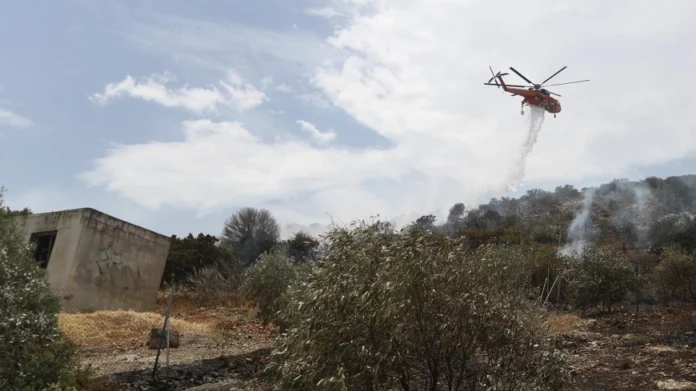 Φωτιά στη Λούτσα: Στο νοσοκομείο κάτοικος που τραυματίστηκε στη διάρκεια κατάσβεσης