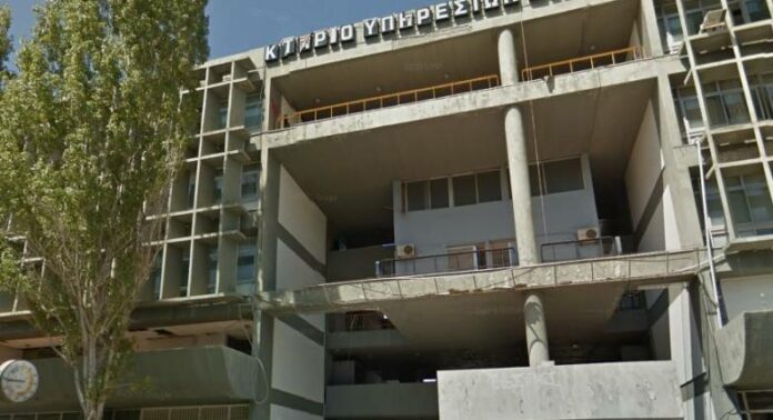 Όργια σε κοινή θέα στο εγκαταλελειμμένο κτίριο του πρώην Λιμεναρχείου της Πάτρας