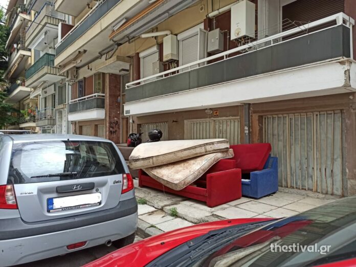 Θεσσαλονίκη: Πέταξε τους καναπέδες στο πεζοδρόμιο και ο δήμος τους γύρισε στην πόρτα του!