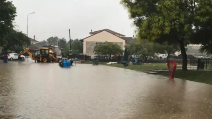 Καιρός – Κακοκαιρία Genesis: «Ποτάμια» οι δρόμοι στη Λάρισα, βγήκε η θάλασσα στη στεριά στην Αμφιλοχία